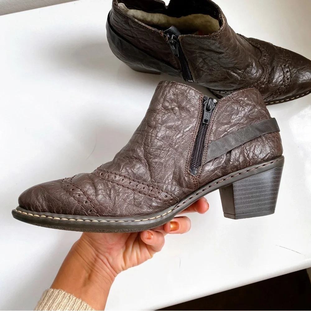 🍩 RIEKER DARK BROWN LEATHER SIDE BUCKLE CHUNKY HEEL BOOTIES! - Picture 8 of 15
